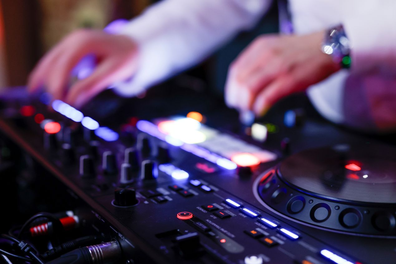 Nahaufnahme eines DJ-Mischpults mit leuchtenden Tasten – Hochzeits DJ Brandenburg sorgt für erstklassige Musik und Party-Stimmung.