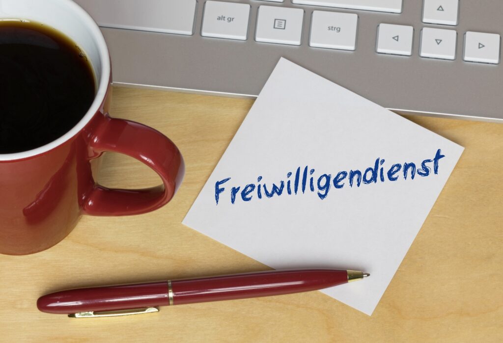 Notizzettel mit Wort Freiwilligendienst | Spenden Schweiz