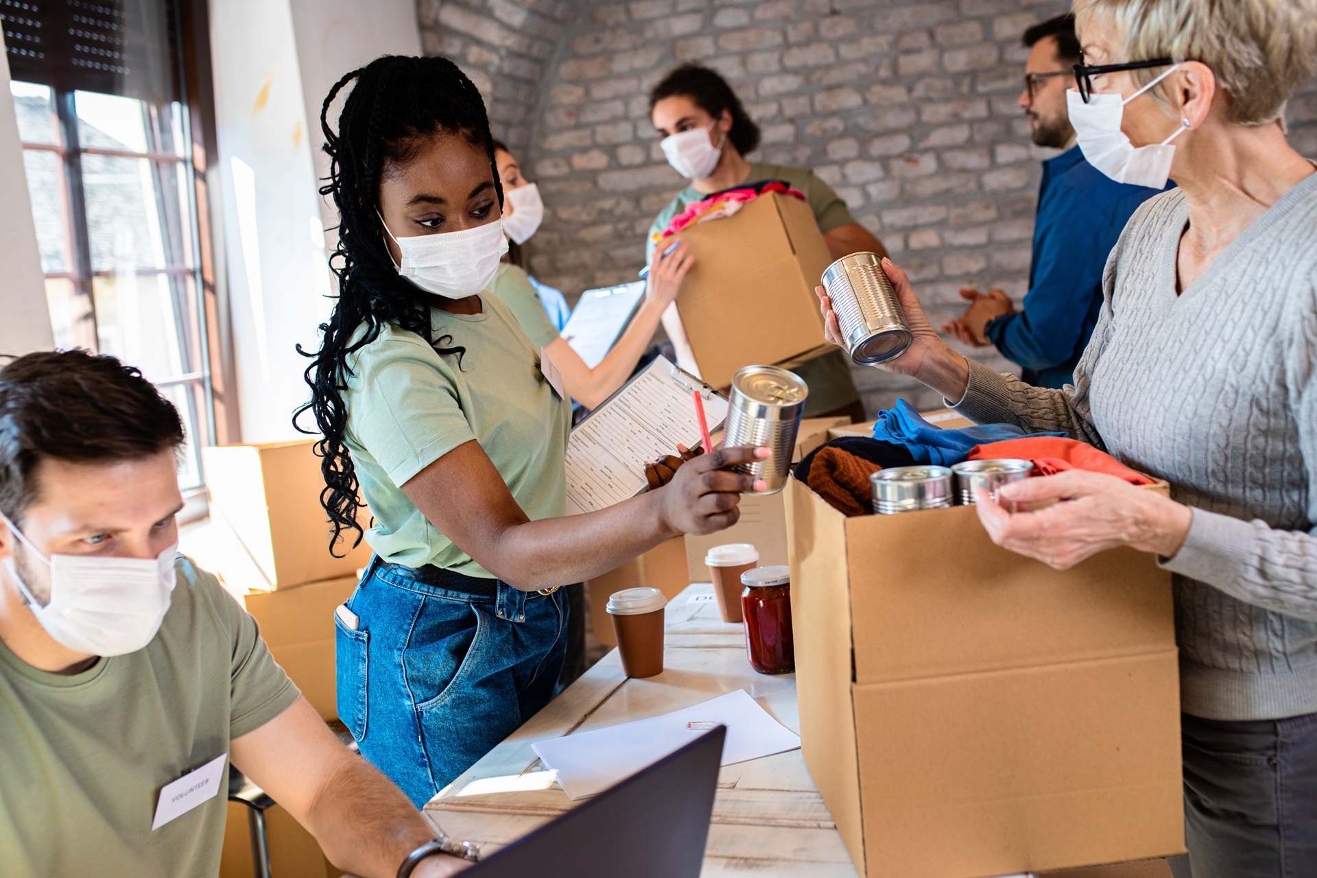 Freiwillige packen Hilfspakete mit Masken | Spenden Schweiz