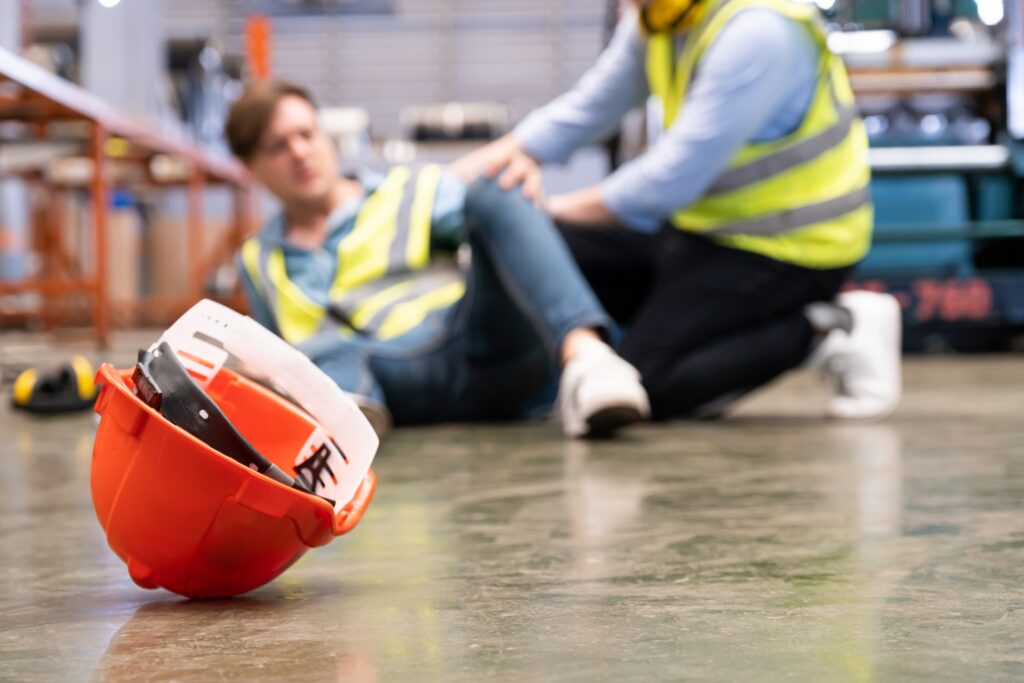 Gestürzter Arbeiter nach Unfall | Fachkraft für Arbeitssicherheit Leipzig