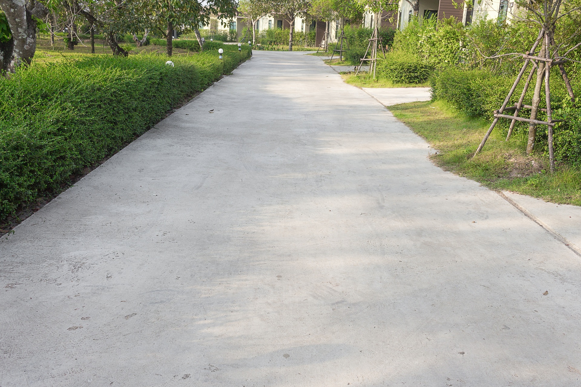 Betonweg in gepflegtem Gartenbereich | Kaltasphalt