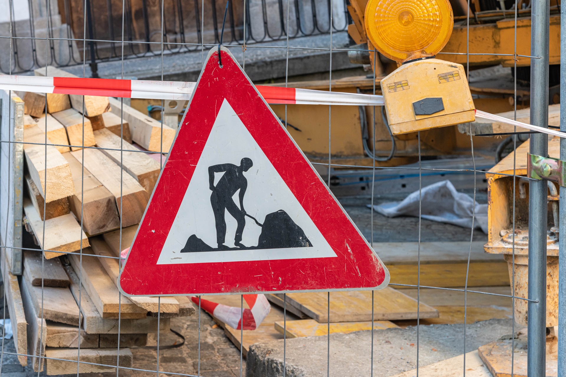 Warnschild 'Baustelle' an Absperrung | Baustellenzaun